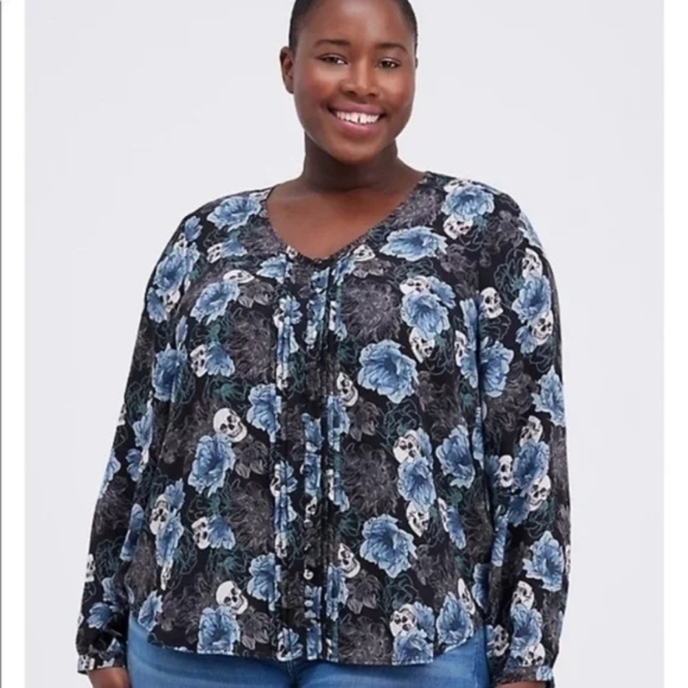Torrid Georgette Pintuck Blouse Floral Skull Print  NWT. Sz 2X 2